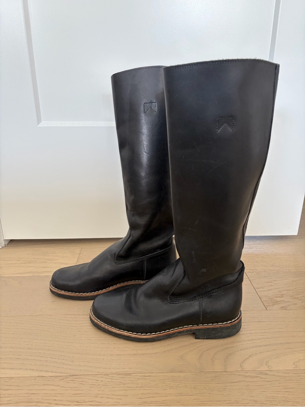 Roots Tribe Leather Women’s Riding Boot in black, size 7